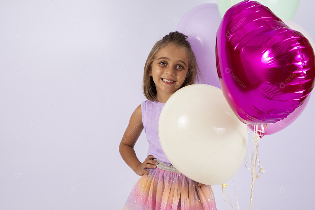 Linda menina com balões e fotos para aniversário