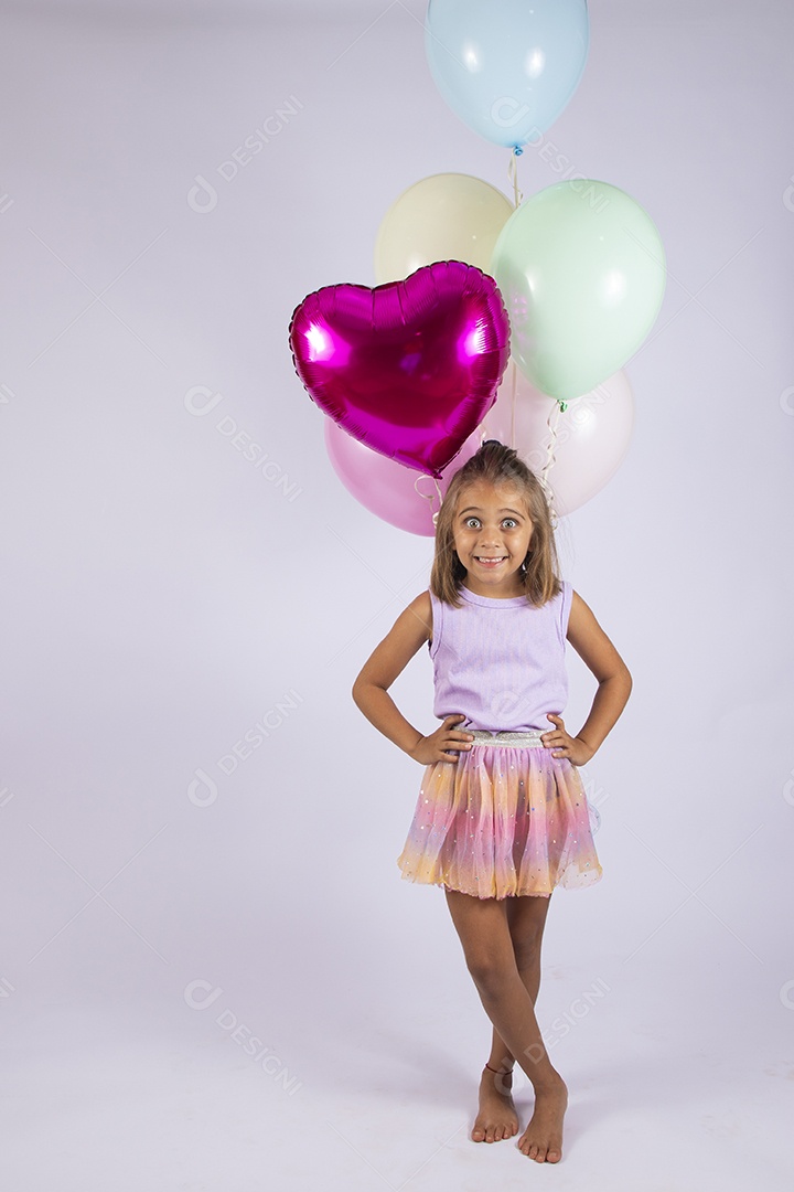 Menina linda posando para fotos de aniversário