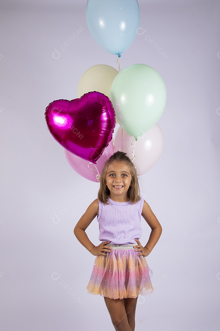 Linda garotinha com balões no studio de fotos para aniversário