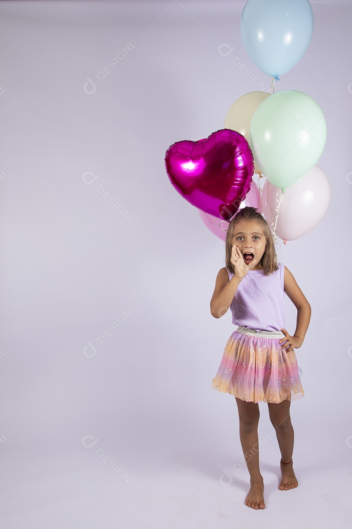 Linda garotinha em studio de fotos para aniversário
