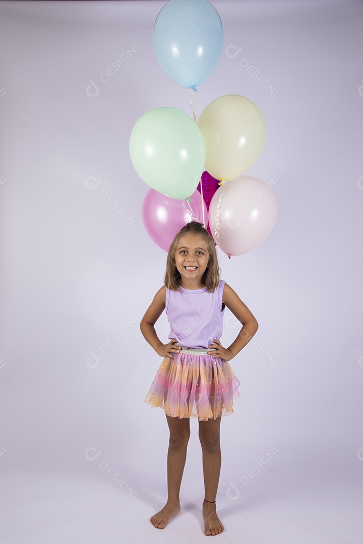 Linda garotinha loira em studio para fotos de aniversário