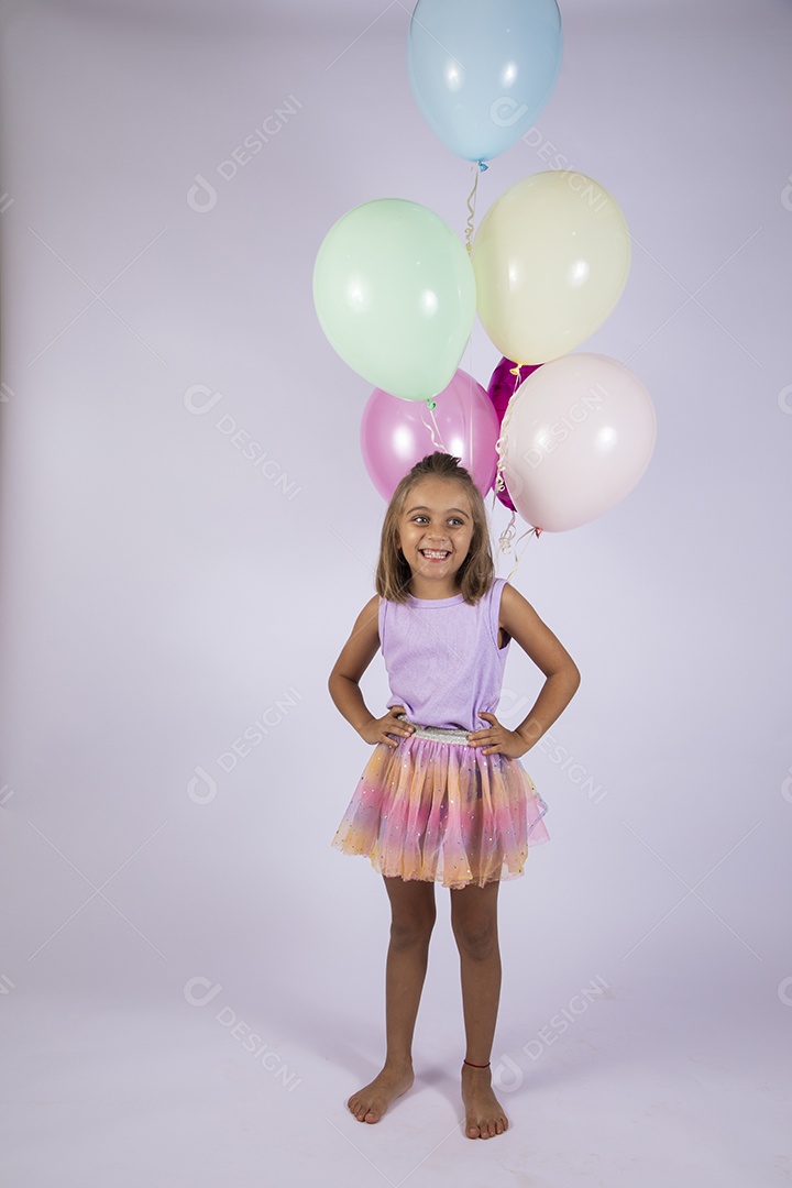 Garotinha feliz com balões e pose para fotos