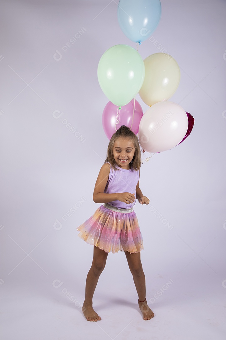 Linda menina com balões coloridos posando para foto