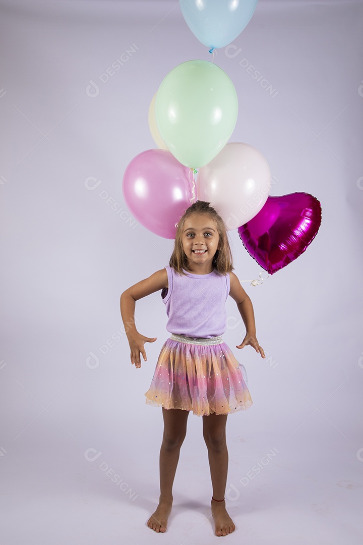 Linda menina com balões coloridos posando para foto