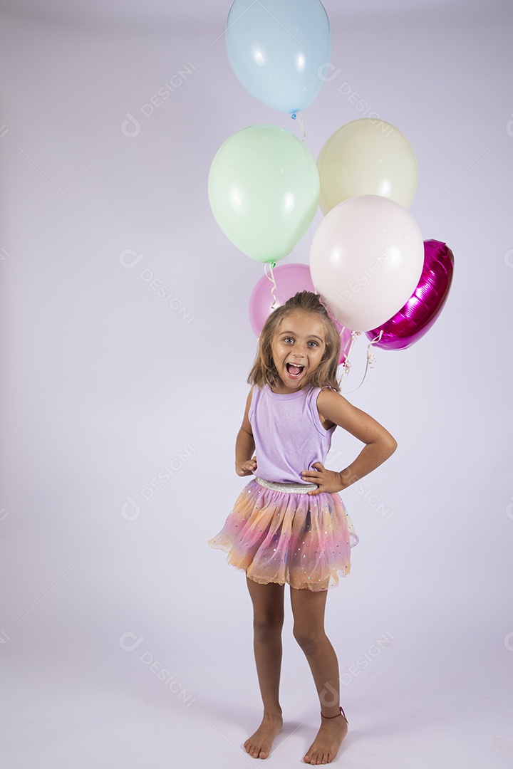 Linda garotinha feliz com cenário de aniversário