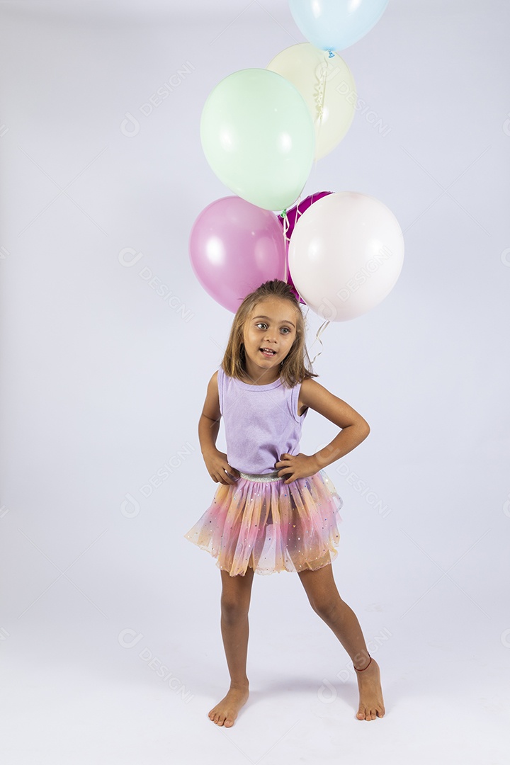 Garotinha linda em um cenário de aniversário