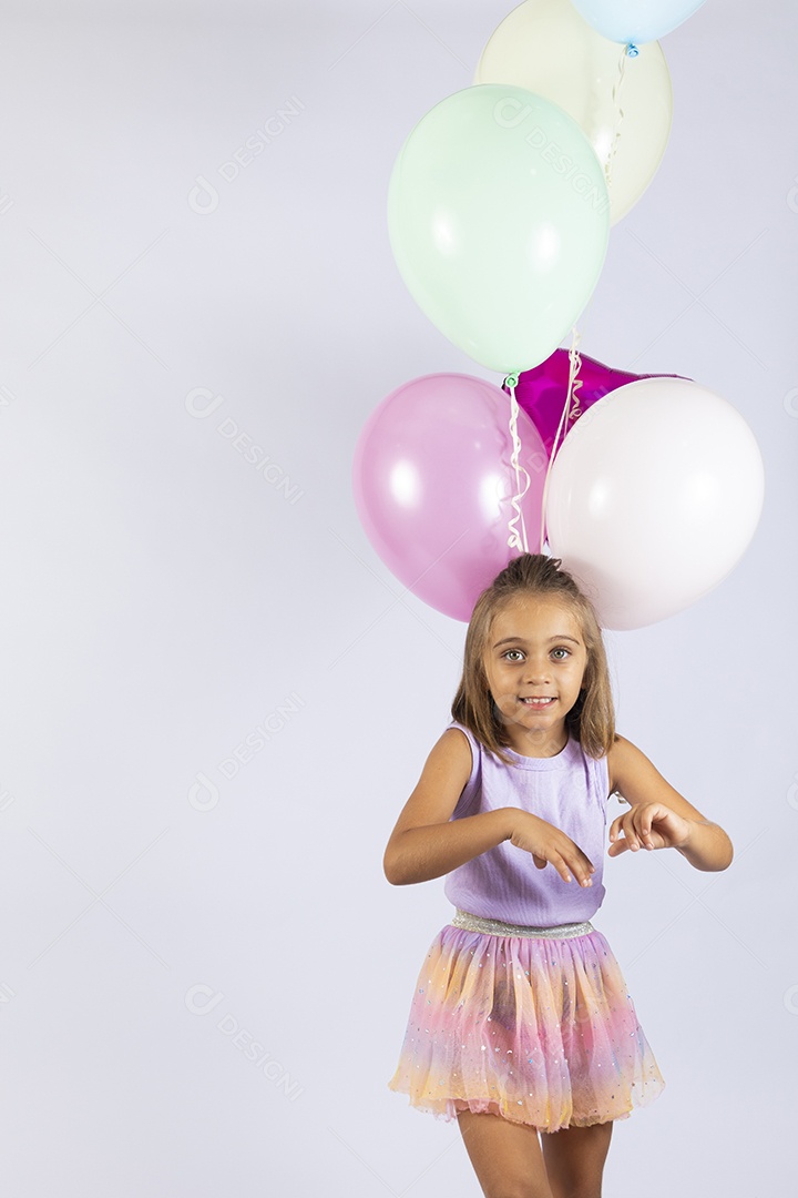 Garotinha feliz no cenário de balões de coração para aniversário