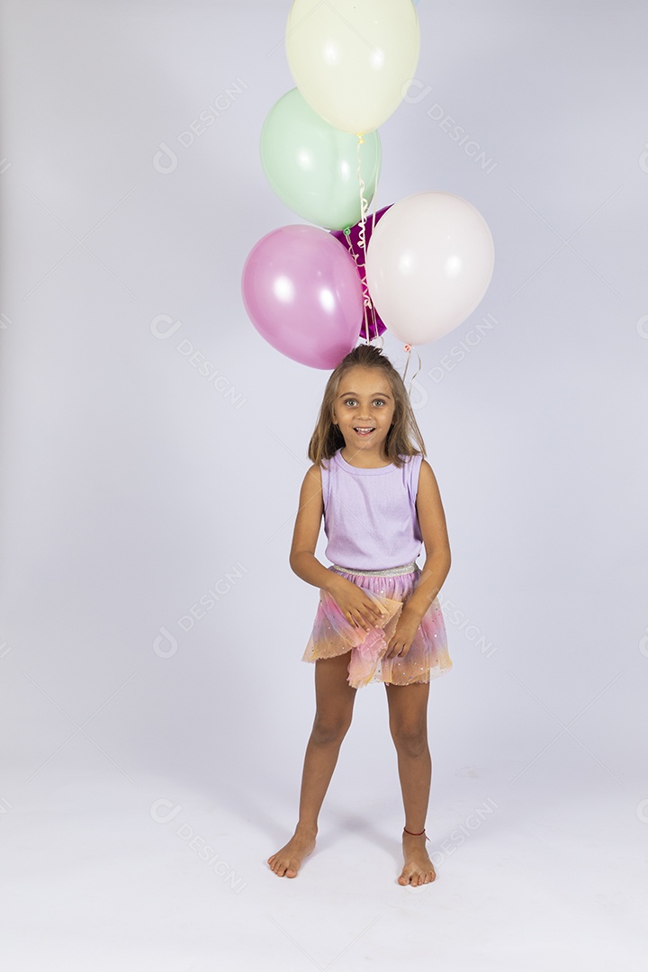 Linda garotinha com muitos balões para fotos de aniversário