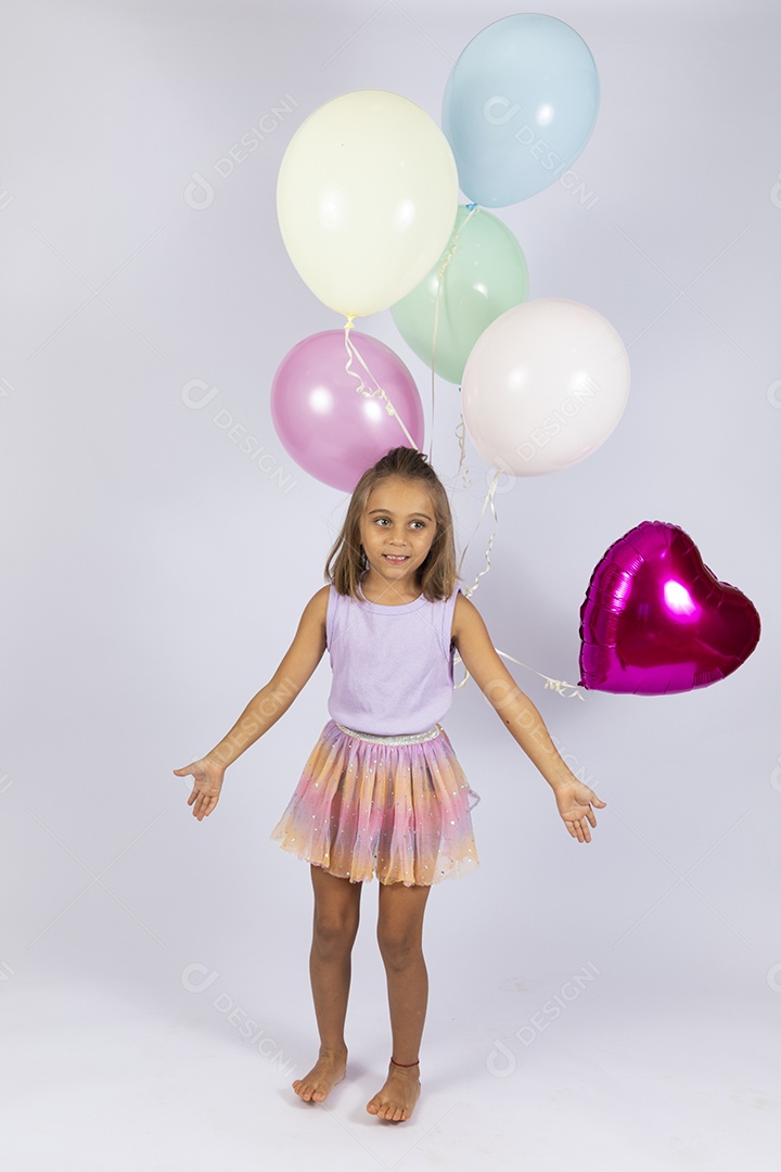 Linda garotinha comemorando aniversário com seus balões