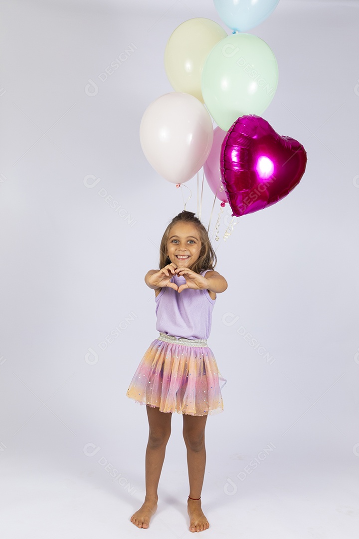 Garotinha linda com balões de coração