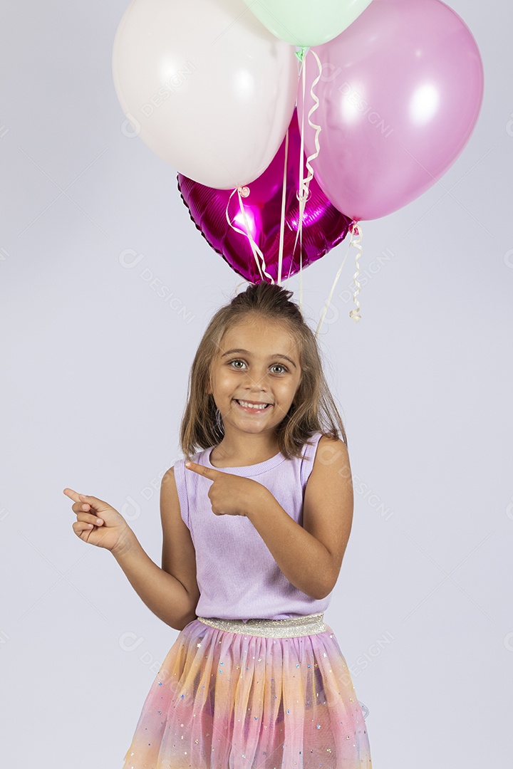 Linda loirinha com balões de coração sorrindo