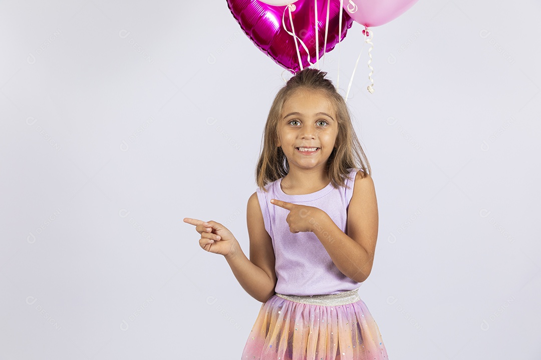 Linda garotinha apontando para o lado