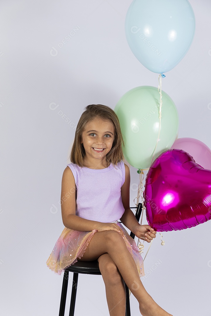 Menina fofa com balões de coração