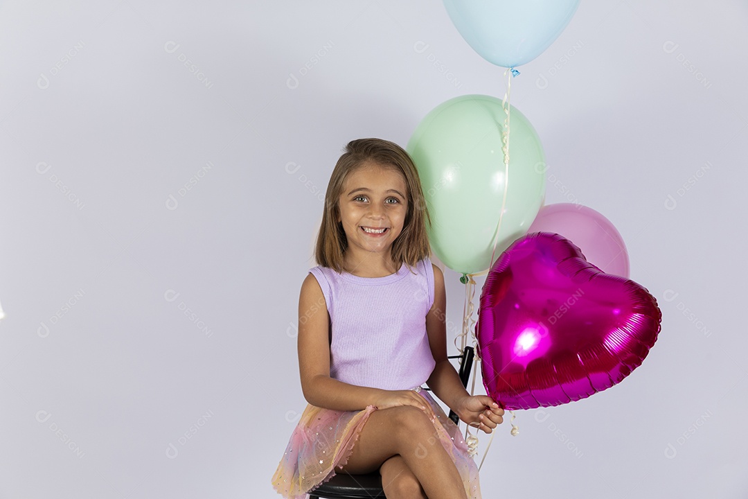 Linda menina loira sorrindo com balões de coração