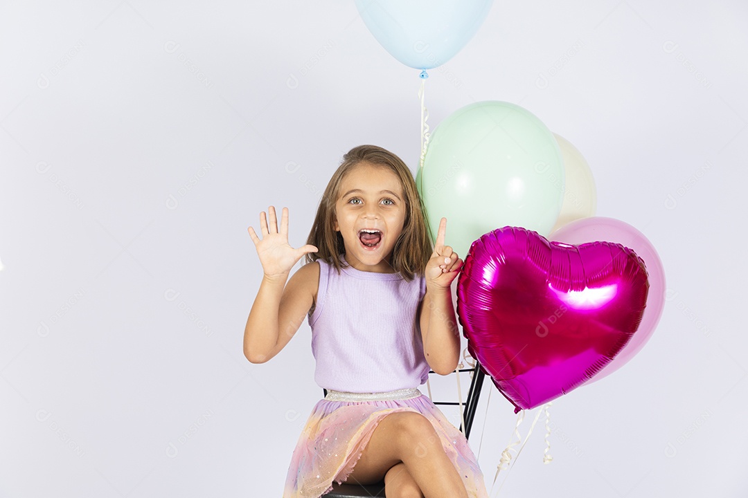 Linda menina feliz comemorando seus 6 anos de idade