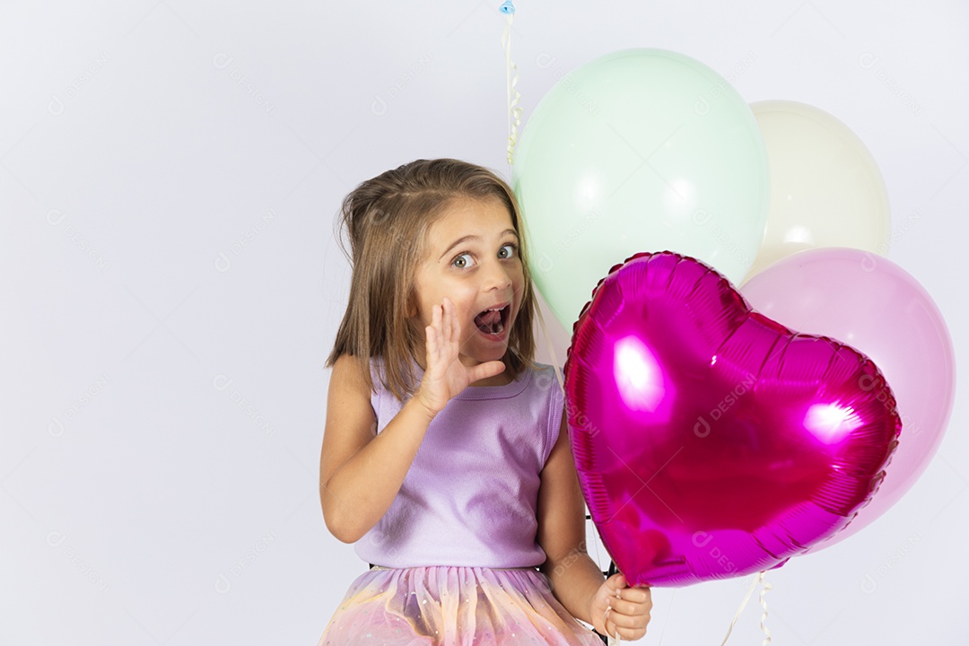 Linda menina com expressão de surpresa com balões na mão