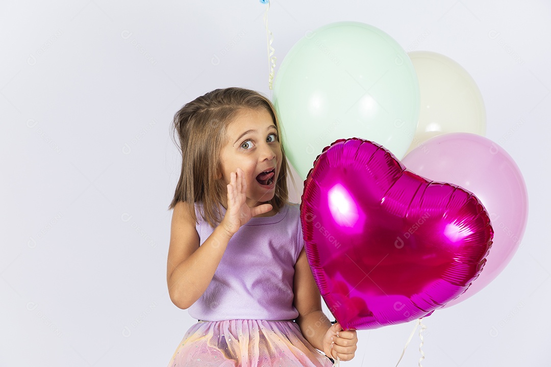 Garotinha com mão na boca sinal de surpresa com balões na mão
