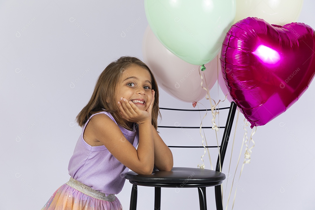 Menina sorrindo posando para foto