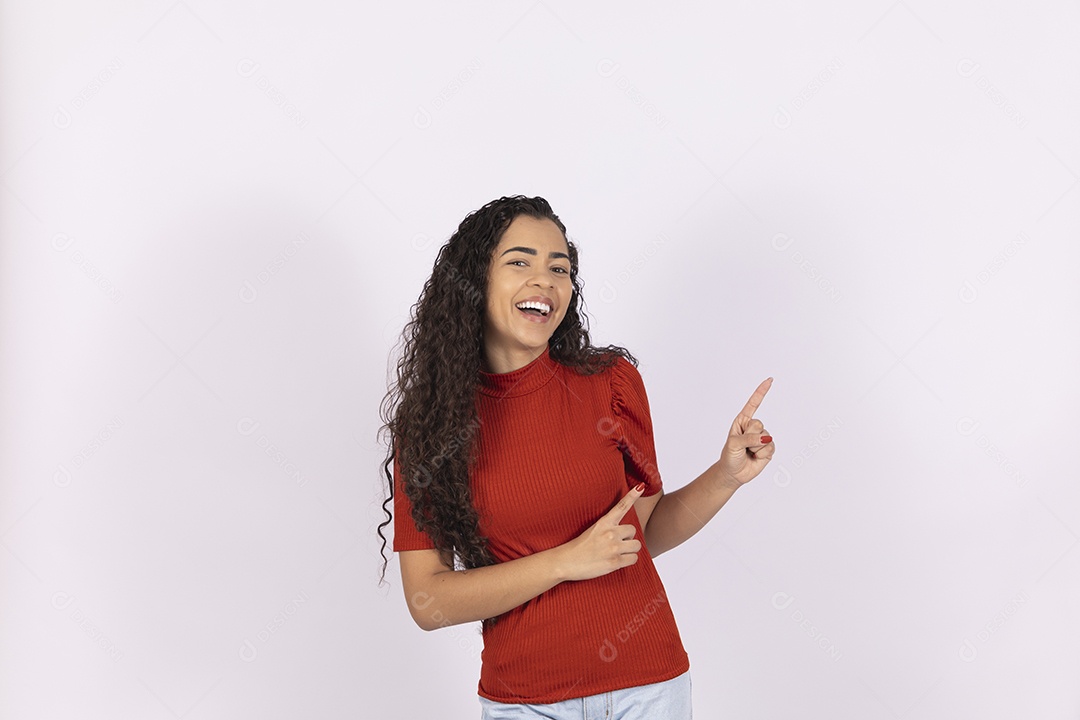 Mulher linda sorrindo apontando para o lado