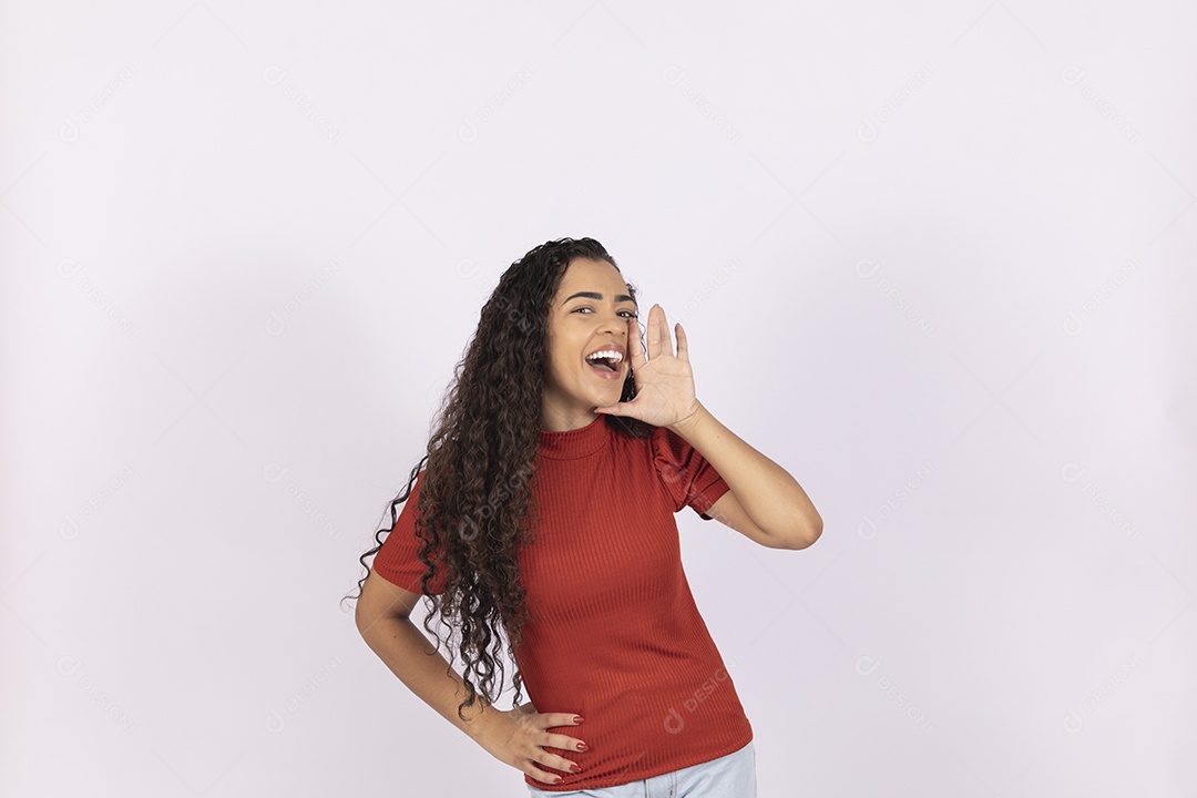 Mulher morena com mãos na boca