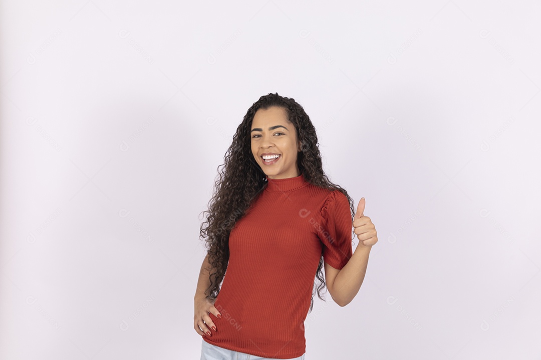 Mulher morena com gesto de legal