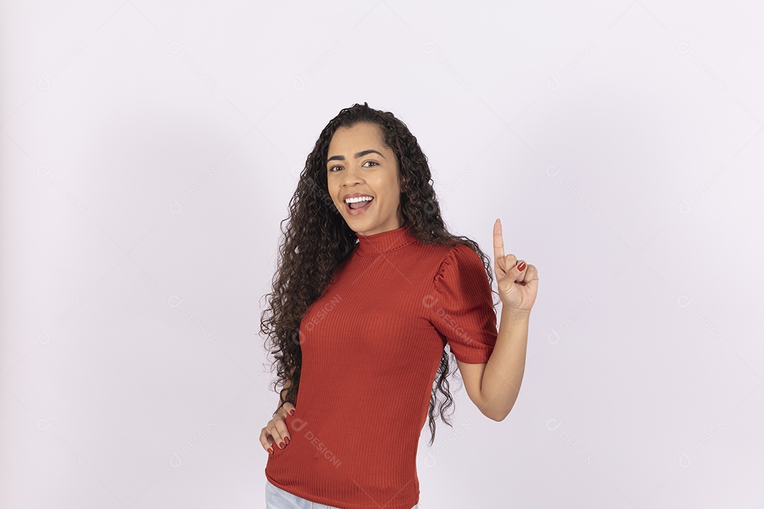 Mulher cacheada morena apontando para cima