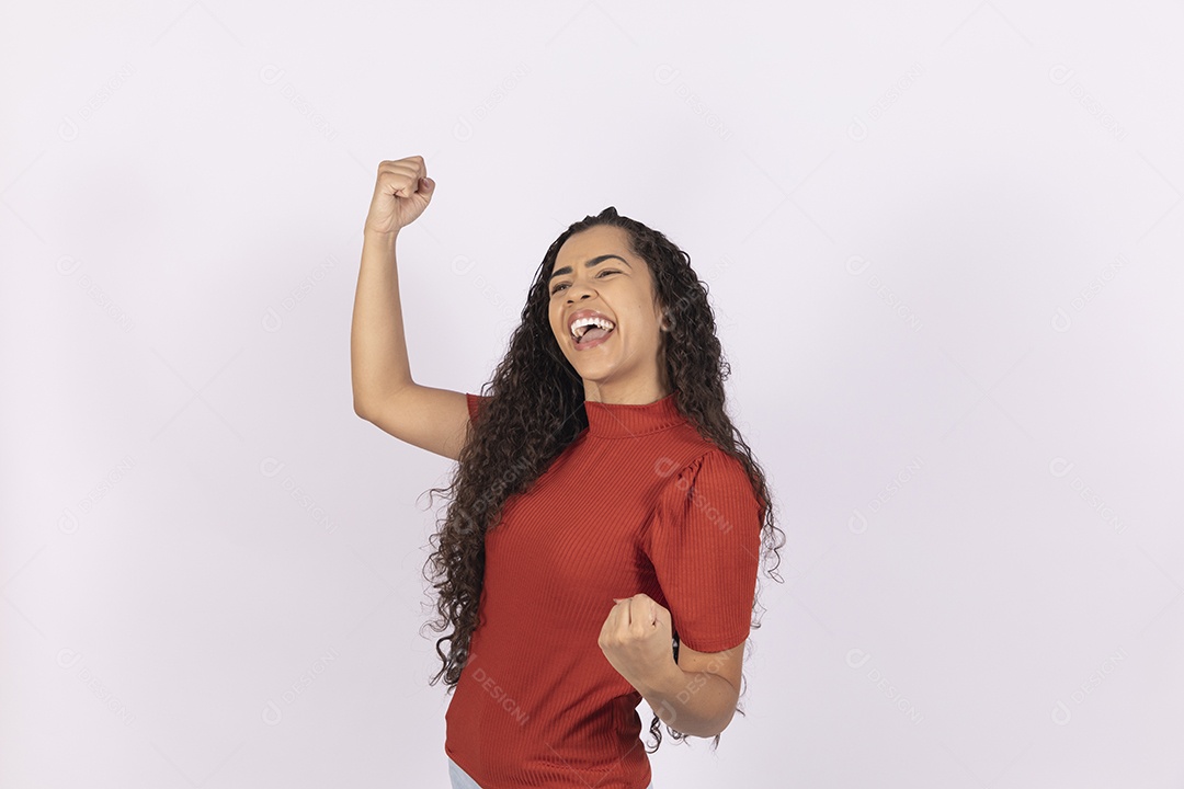 Jovem feliz com mãos para cima comemorando algo