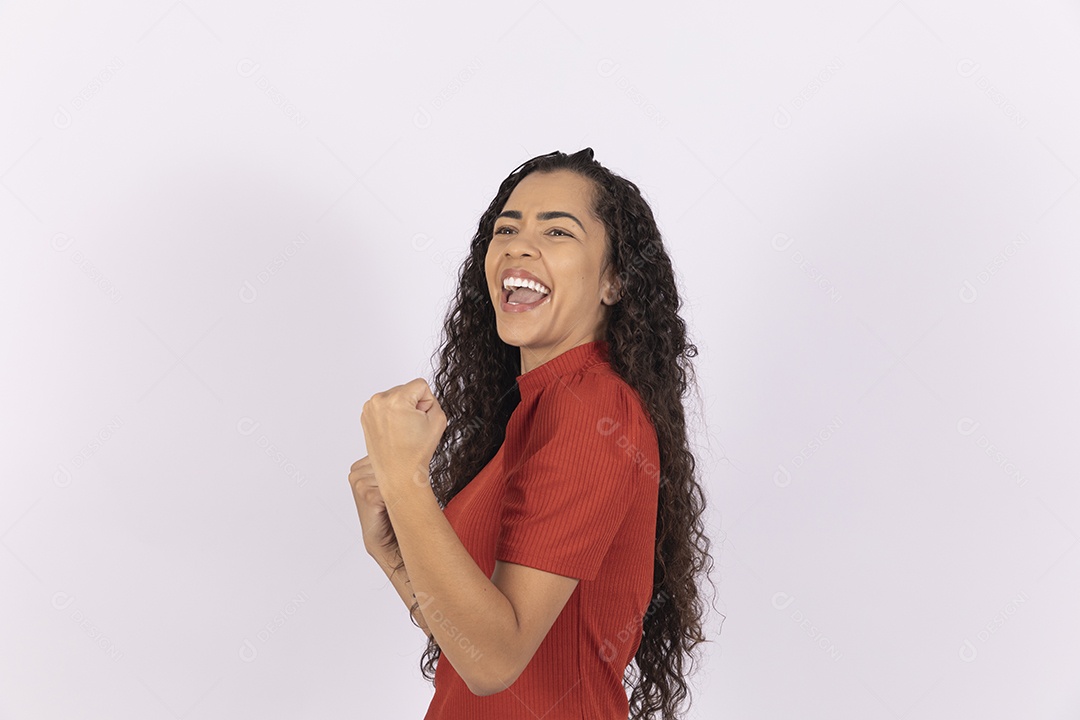 Jovem com mãos para cima comemorando algo