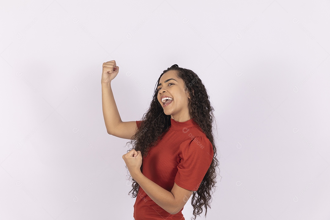 Jovem com mãos para cima comemorando algo