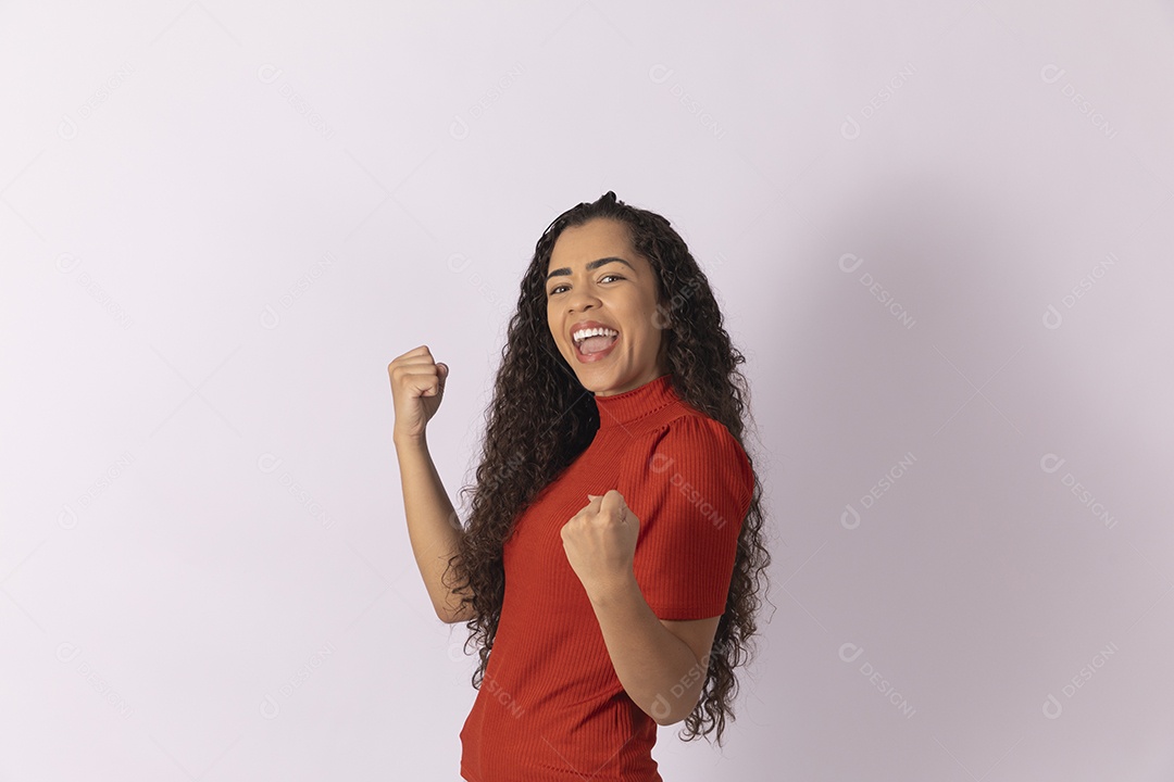 Jovem mulher comemorando algo