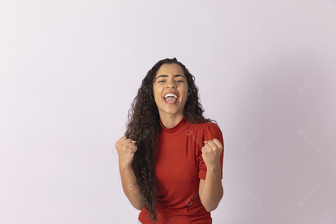 Jovem mulher comemorando algo