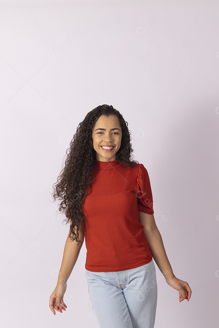 Jovem linda de blusa vermelha