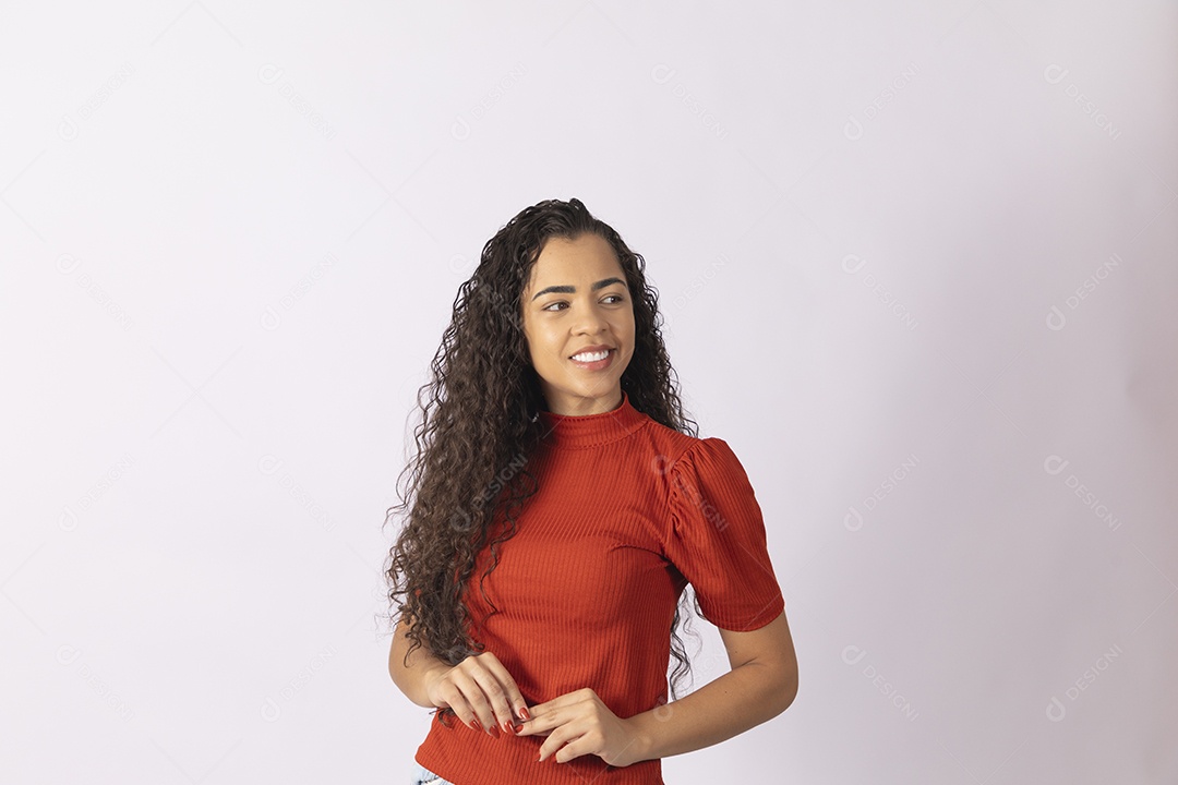 Linda jovem de vermelho sorrindo