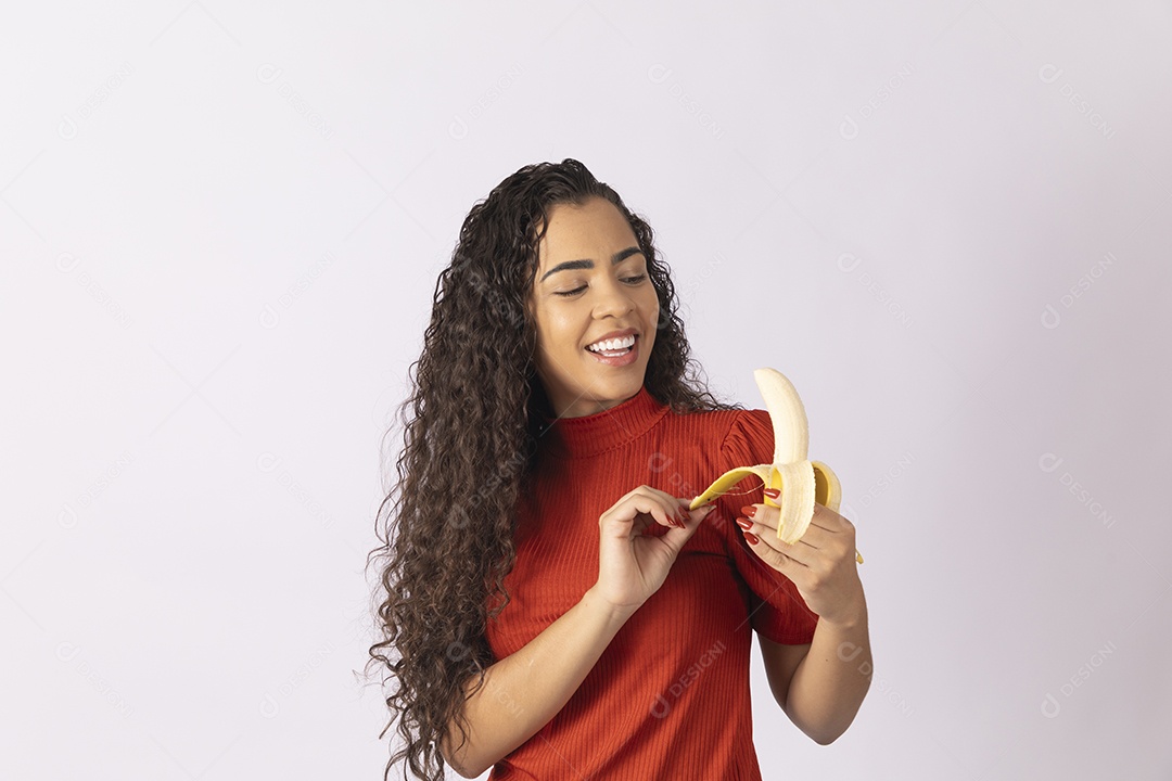 Jovem comendo uma banana deliciosa