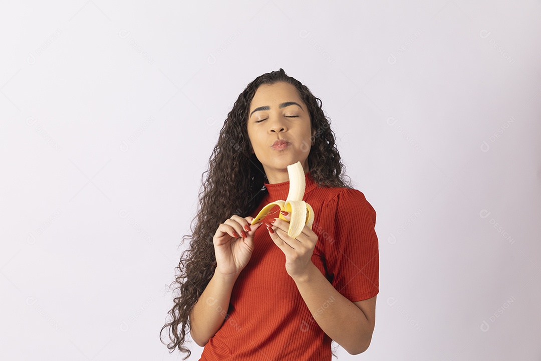 Linda jovem saboreando uma banana