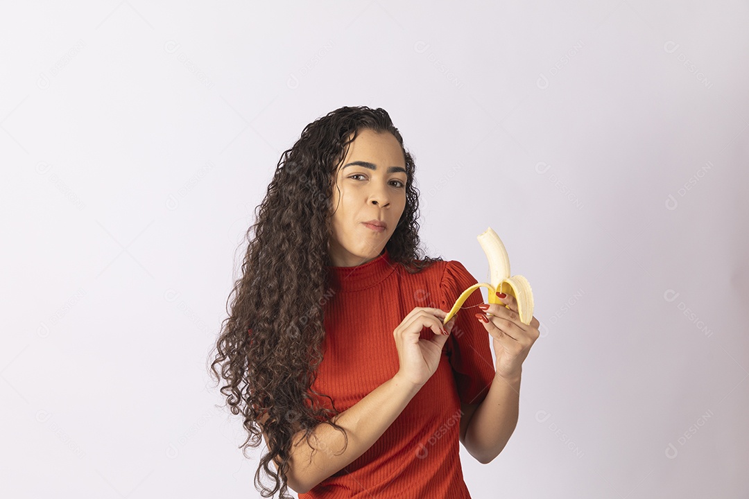 Jovem saboreando uma banana