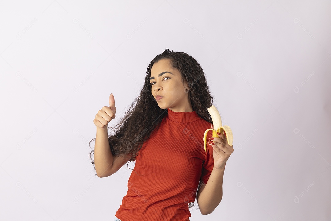 Jovem comendo uma banana deliciosa