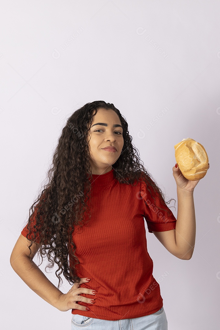 Linda jovem feliz com seu pão na mão