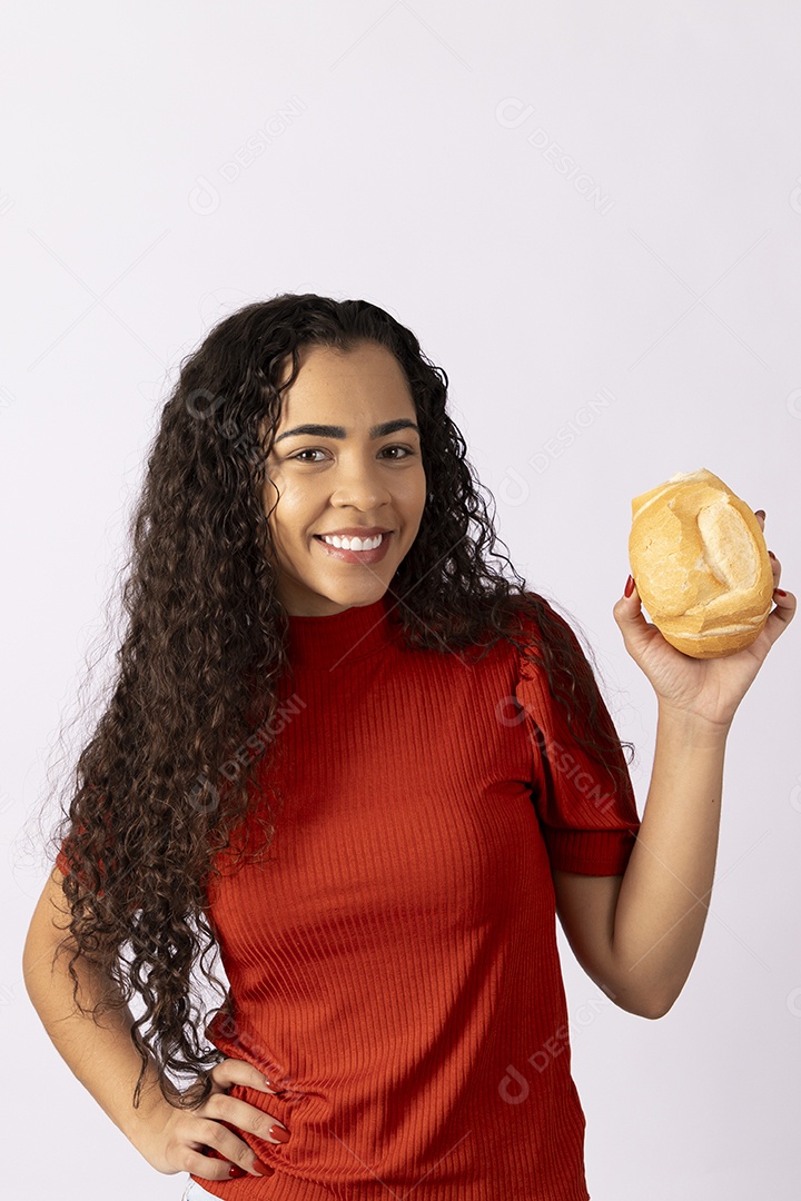 Jovem feliz com um pão na mão