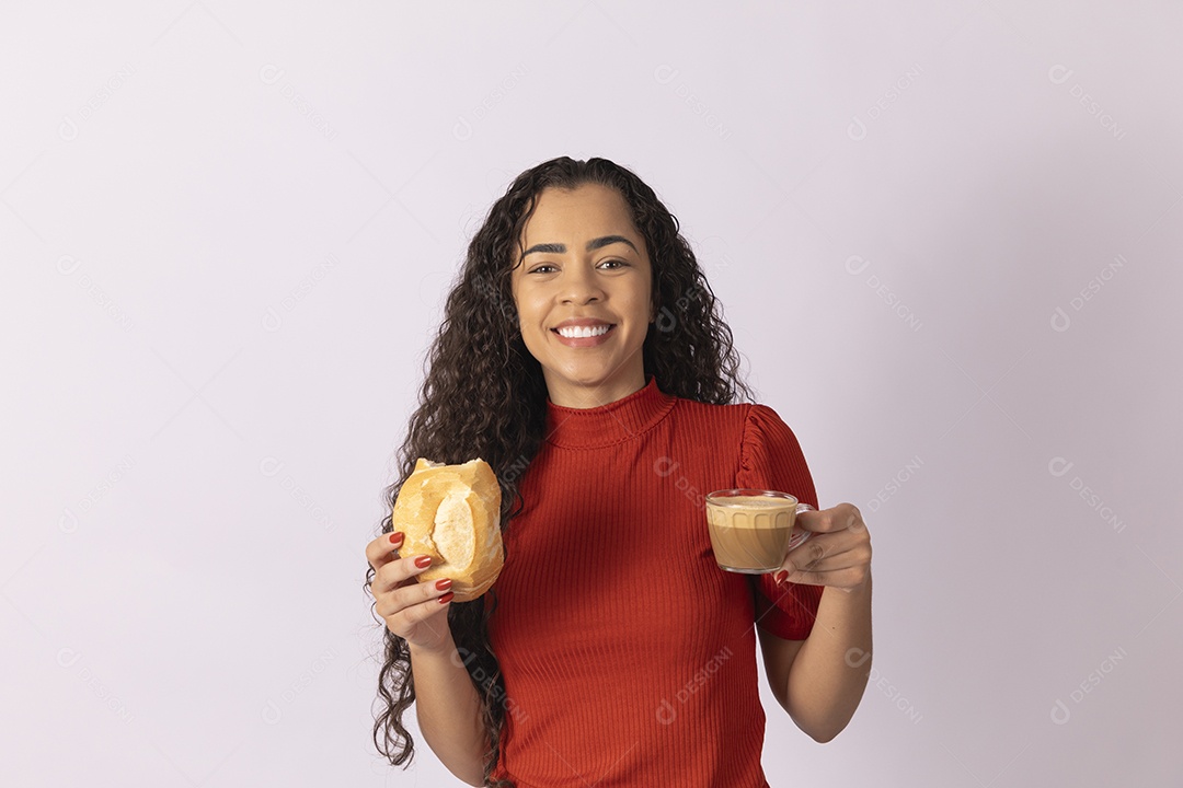 Uma linda jovem com cappuccino e pão para seu lanche