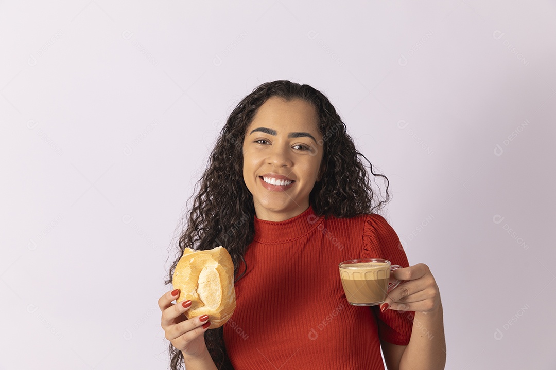 Uma linda jovem com cappuccino e pão para seu lanche