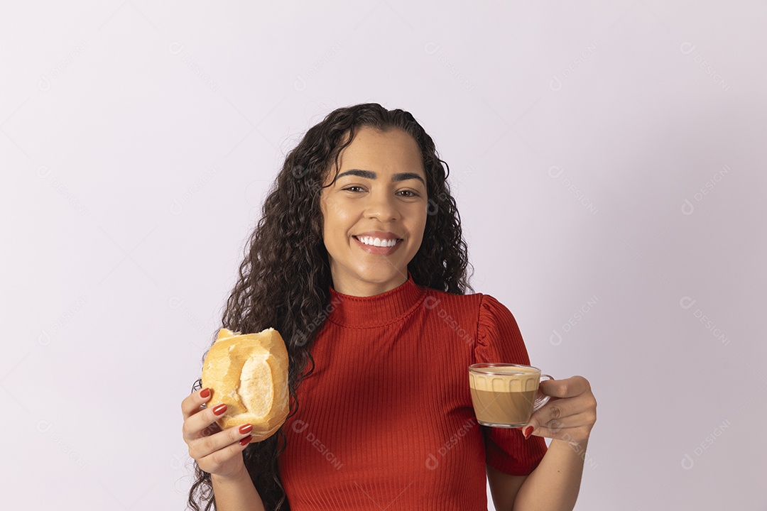 Mulher com pão e cappuccino na mão