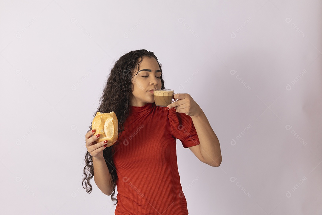 Mulher tomando cappuccino