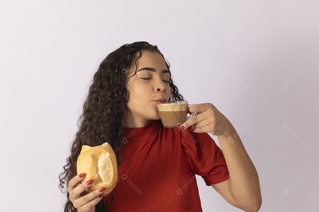 Mulher tomando um cappuccino