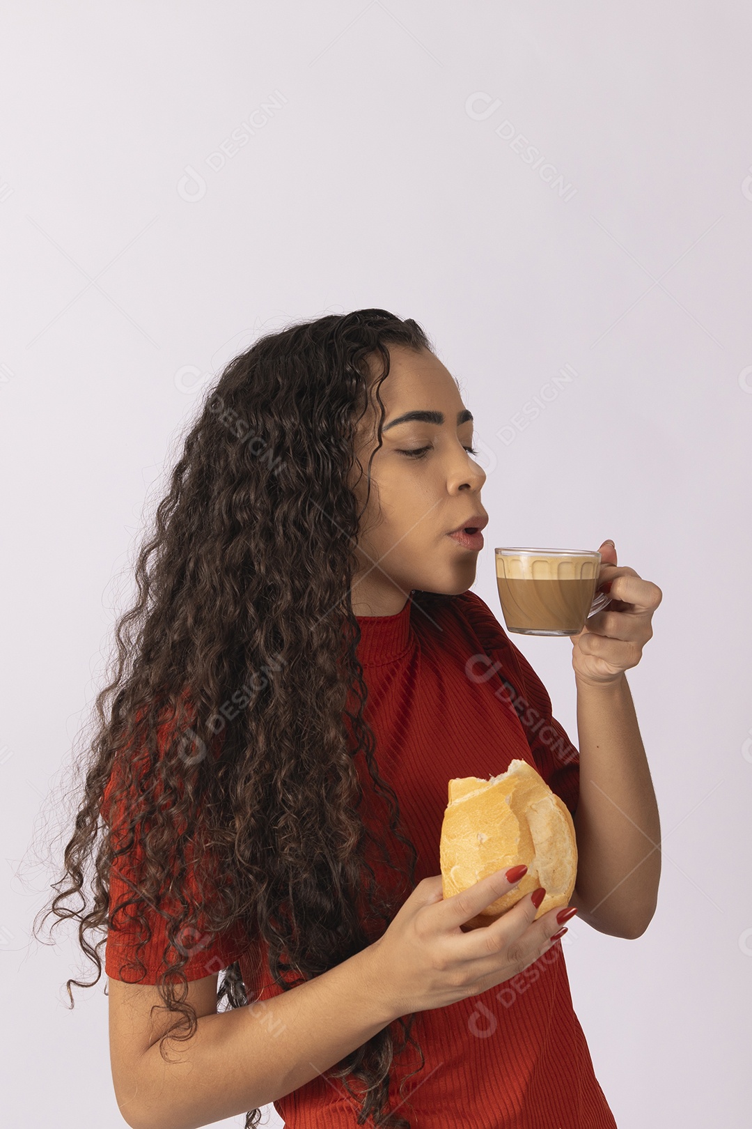 Mulher tomando um cappuccino