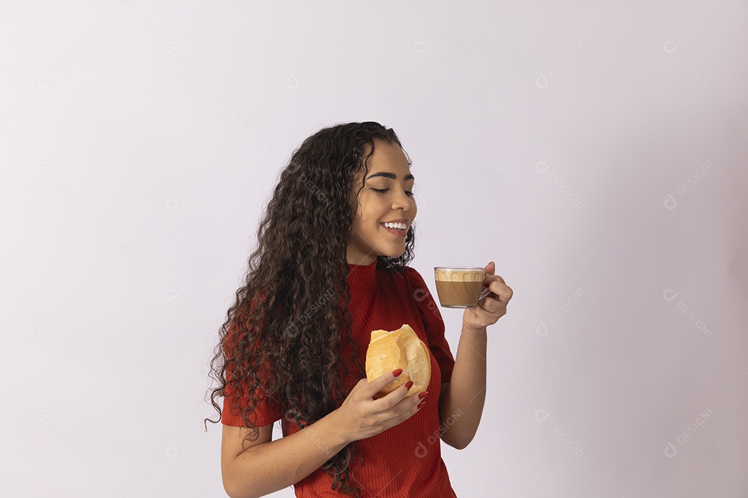 Mulher se deliciando com pão e cappuccino