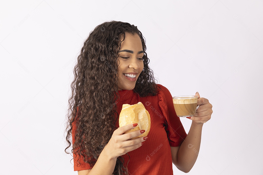 Jovem se deliciando com pão e cappuccino