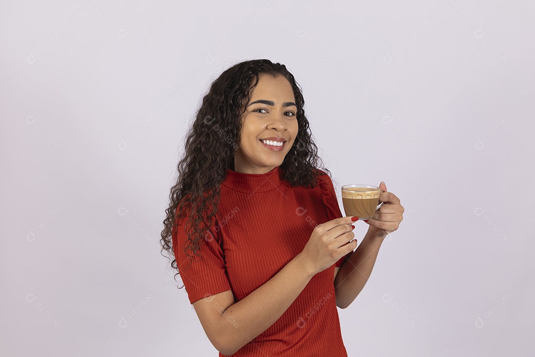 Jovem se deliciando com cappuccino