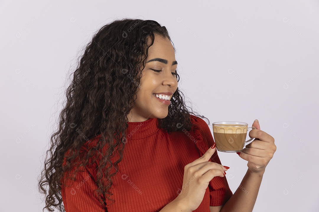 Jovem bebendo seu cappuccino delicioso