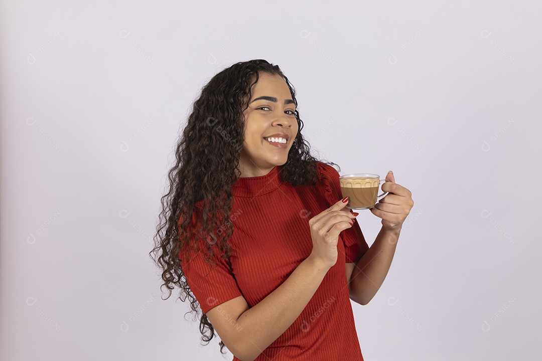Jovem segurando uma xícara de cappuccino delicioso